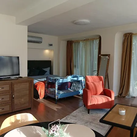 Апартамент Cozy With French Windows, Mrenicov