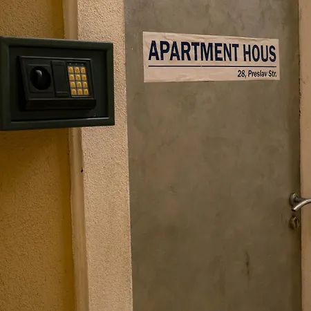 Cozy With French Windows Apartment Plovdiv