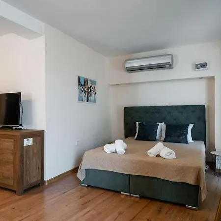 Daire Cozy With French Windows *