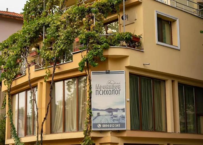 French Windows Studio Top Center Apartment