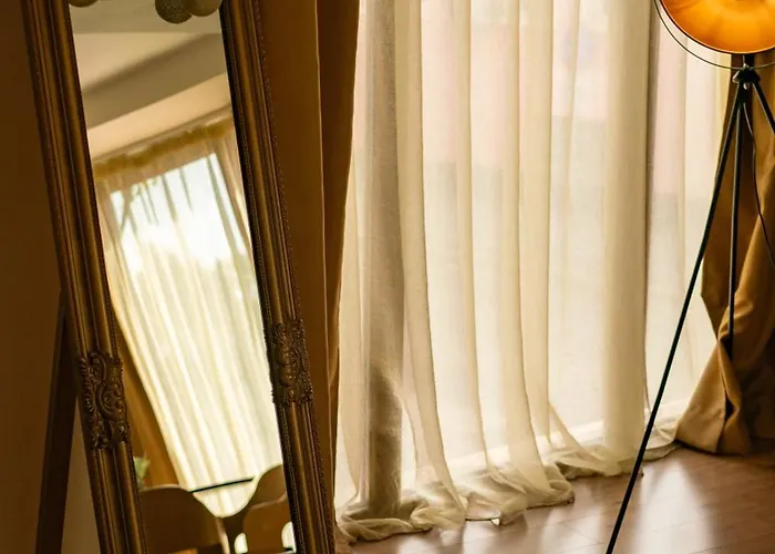 French Windows Studio Top Center Apartment *