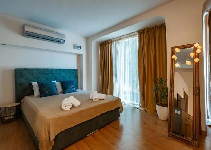 French Windows Studio Top Center Apartment